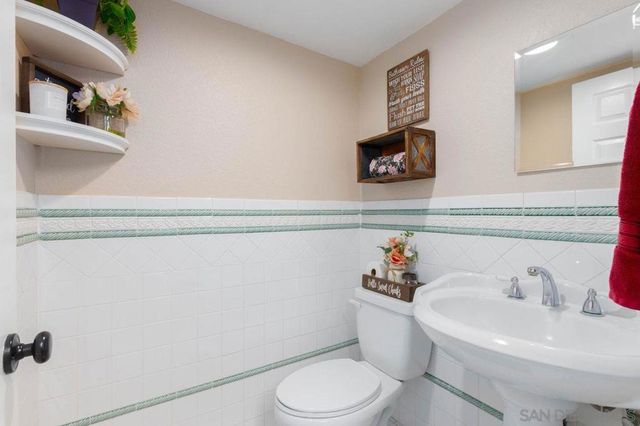 2160 Villa Sonoma Gln, Escondido, CA 92029