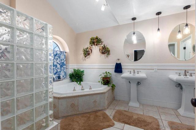 2160 Villa Sonoma Gln, Escondido, CA 92029