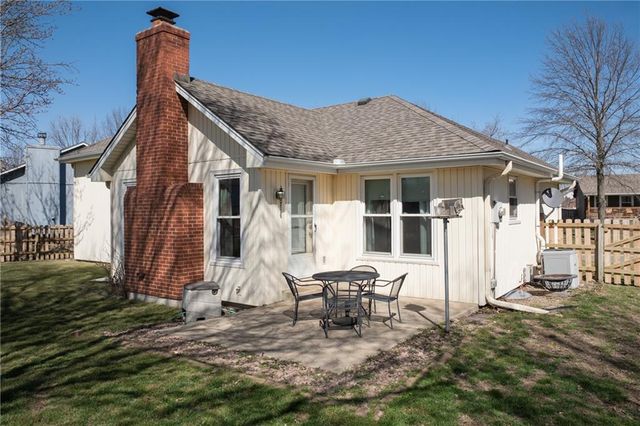 2319 NW 4TH Street Place, Blue Springs, MO 64014