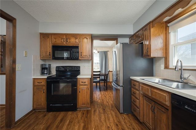 2319 NW 4TH Street Place, Blue Springs, MO 64014