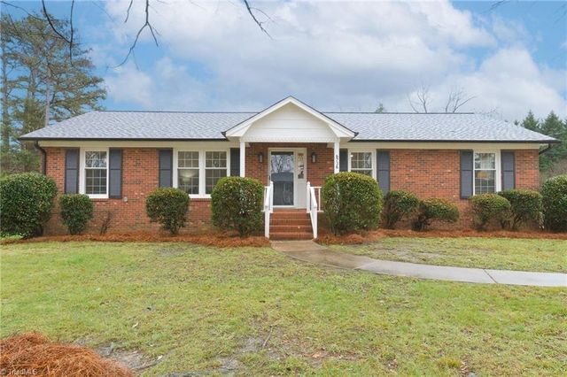 6736 Forest Oak Drive, Clemmons, NC 27012