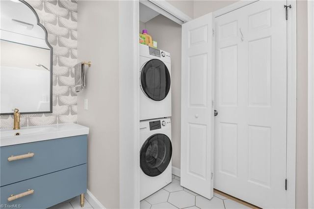 6736 Forest Oak Drive, Clemmons, NC 27012