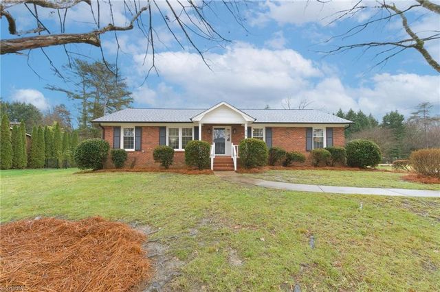 6736 Forest Oak Drive, Clemmons, NC 27012