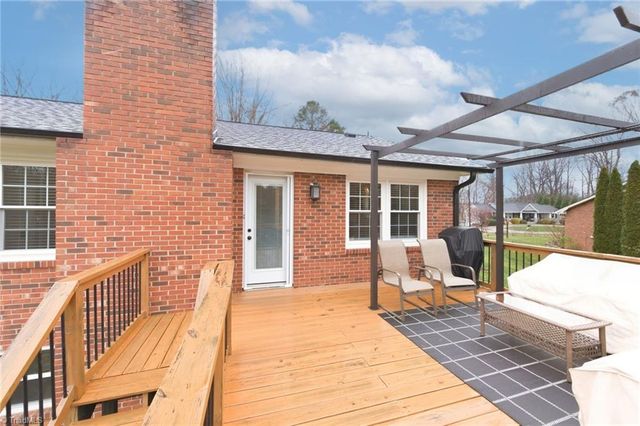 6736 Forest Oak Drive, Clemmons, NC 27012