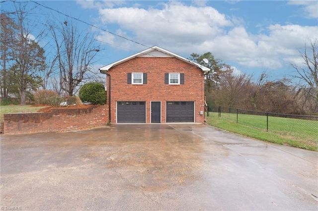 6736 Forest Oak Drive, Clemmons, NC 27012