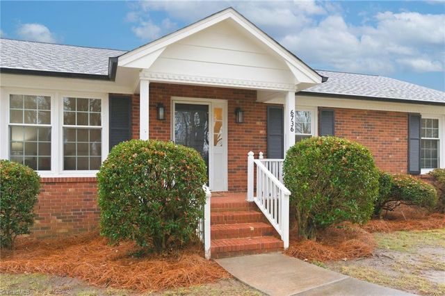 6736 Forest Oak Drive, Clemmons, NC 27012