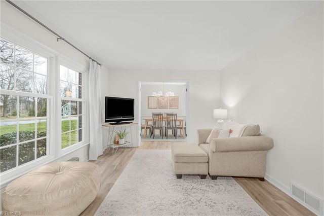 6736 Forest Oak Drive, Clemmons, NC 27012