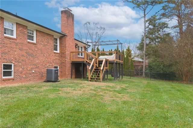 6736 Forest Oak Drive, Clemmons, NC 27012