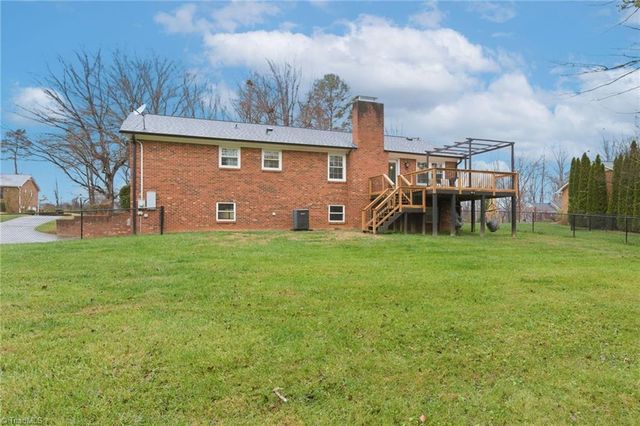 6736 Forest Oak Drive, Clemmons, NC 27012