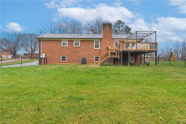 6736 Forest Oak Drive, Clemmons, NC 27012