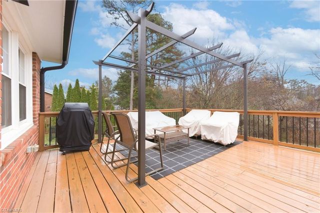 6736 Forest Oak Drive, Clemmons, NC 27012