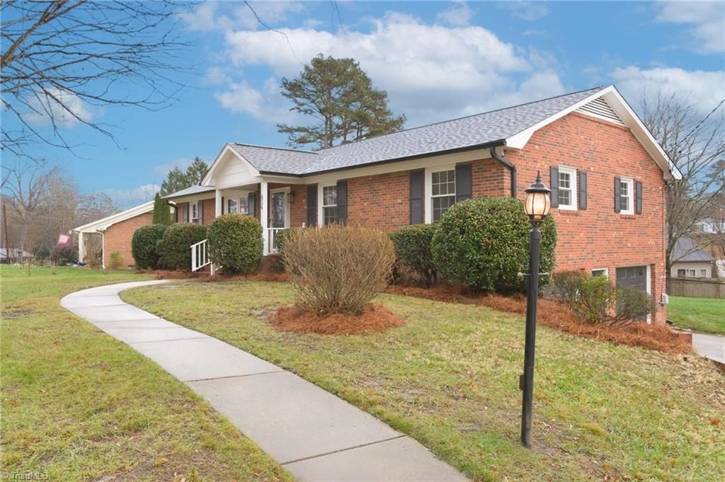 6736 Forest Oak Drive, Clemmons, NC 27012