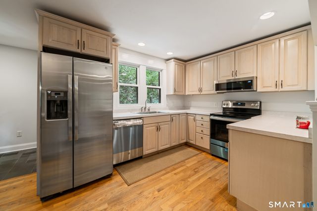 17 Bradley Lane, Newtown, CT 06482