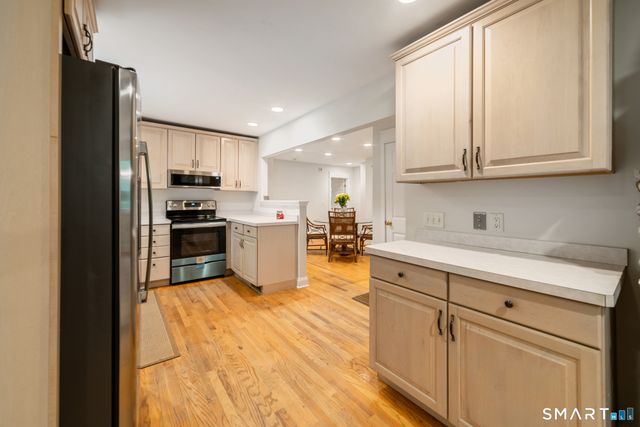 17 Bradley Lane, Newtown, CT 06482
