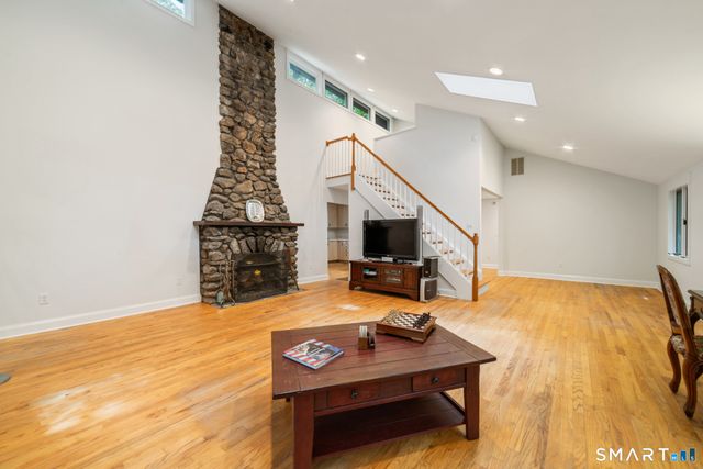 17 Bradley Lane, Newtown, CT 06482