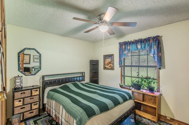 136 Redbird LN, Smithville, TX 78957