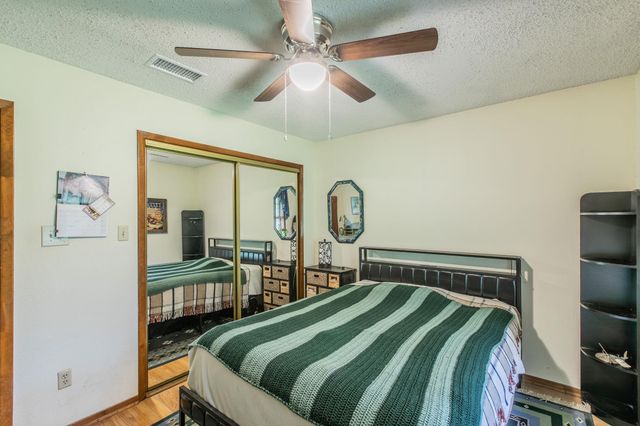 136 Redbird LN, Smithville, TX 78957