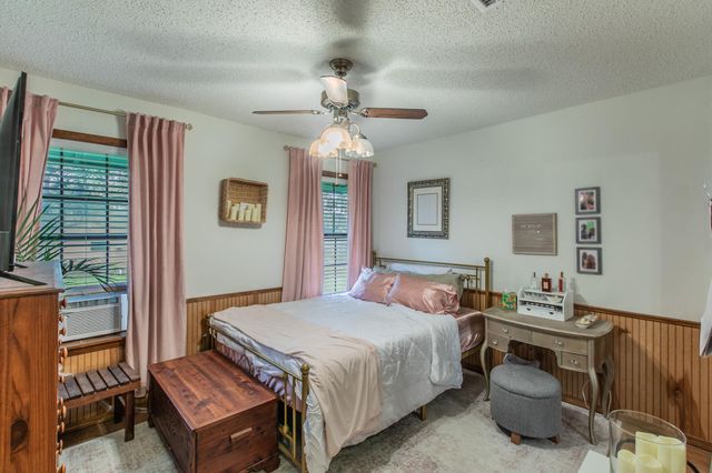 136 Redbird LN, Smithville, TX 78957