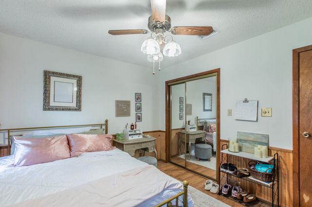 136 Redbird LN, Smithville, TX 78957