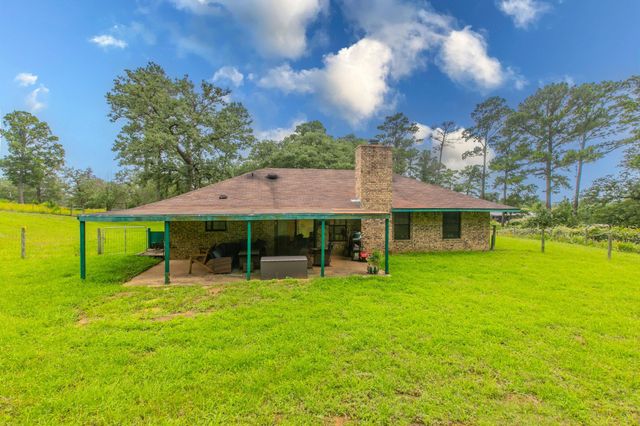 136 Redbird LN, Smithville, TX 78957