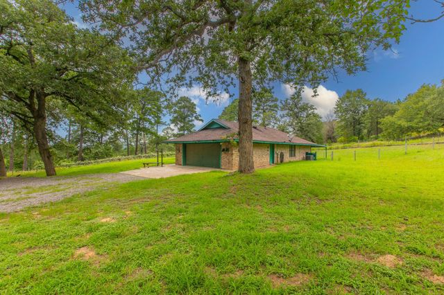 136 Redbird LN, Smithville, TX 78957