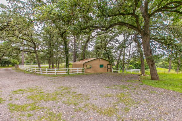 136 Redbird LN, Smithville, TX 78957