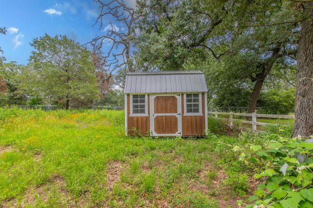 136 Redbird LN, Smithville, TX 78957