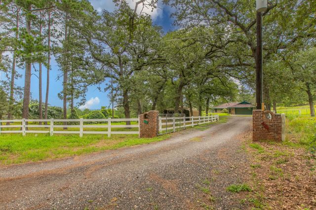 136 Redbird LN, Smithville, TX 78957