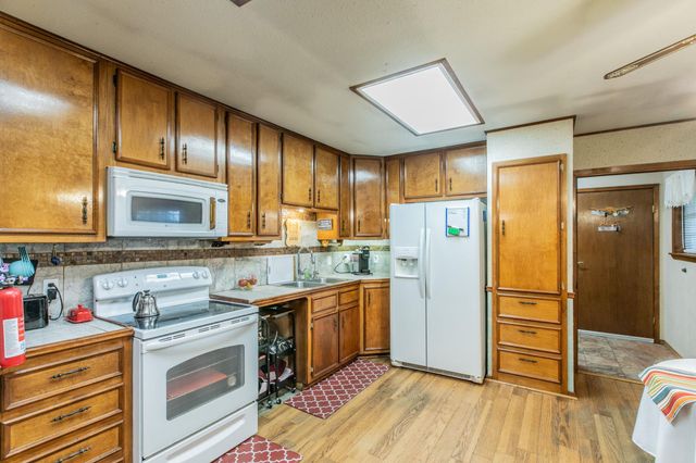 136 Redbird LN, Smithville, TX 78957