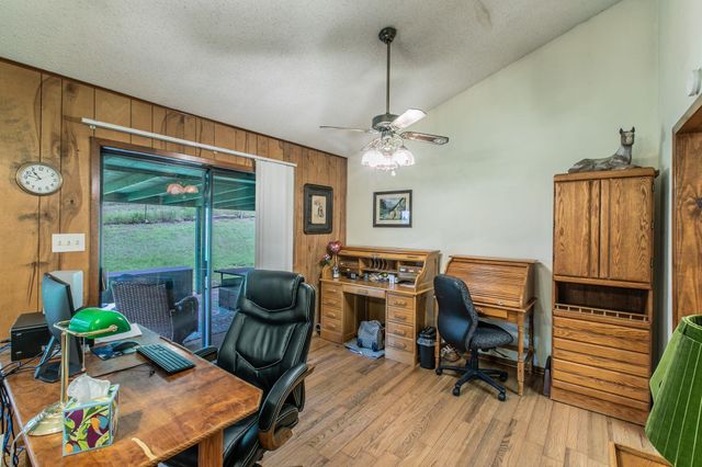136 Redbird LN, Smithville, TX 78957