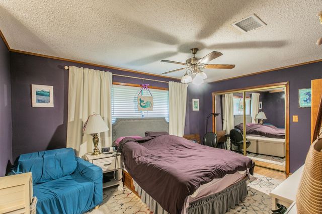 136 Redbird LN, Smithville, TX 78957