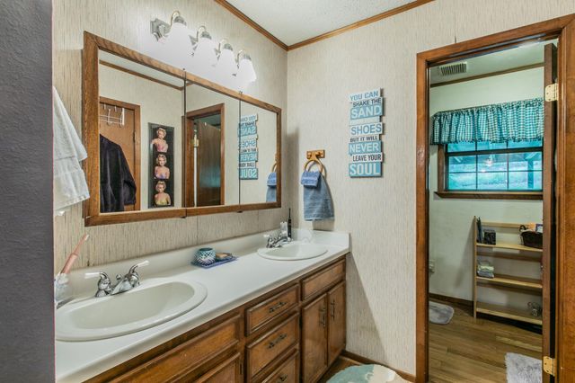 136 Redbird LN, Smithville, TX 78957