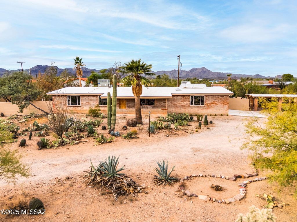 3205 N View Crest Drive, Tucson, AZ 85745