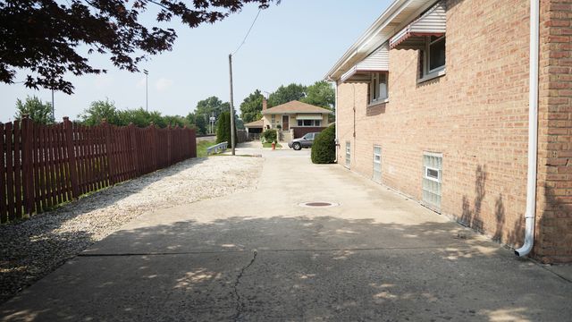 2949 W 100th Street, Evergreen Park, IL 60805