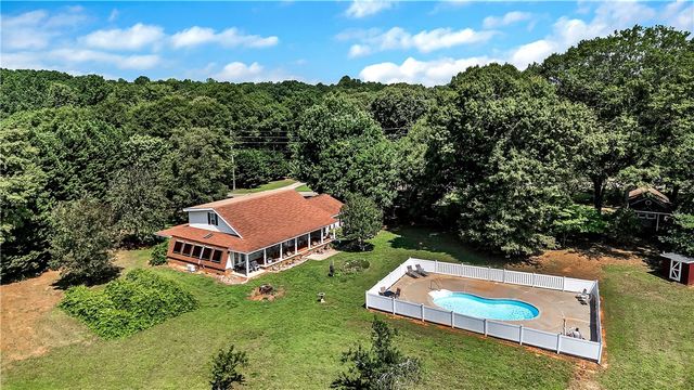 1100 Cherokee Road, Townville, SC 29689