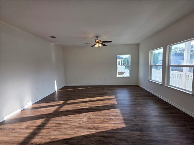 6119 Lacey Oak Drive, Hitchcock, TX 77563