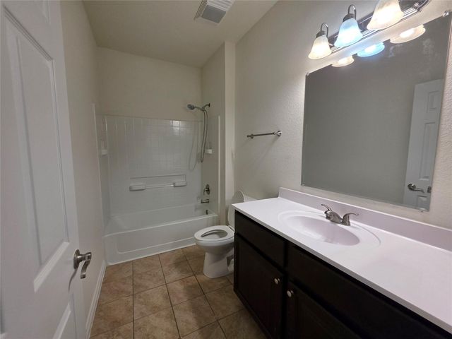 6119 Lacey Oak Drive, Hitchcock, TX 77563