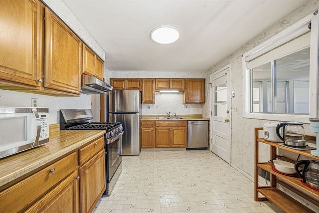 14 Clearview Dr, Framingham, MA 01701