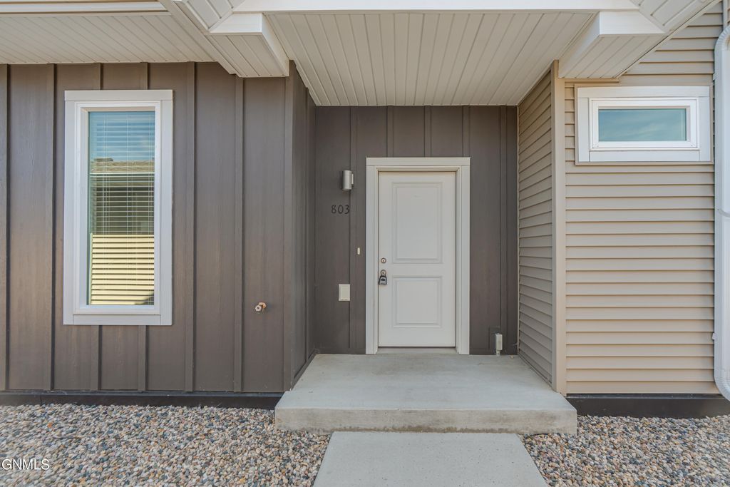 803 14th Street SE, Mandan, ND 58554 photo 2