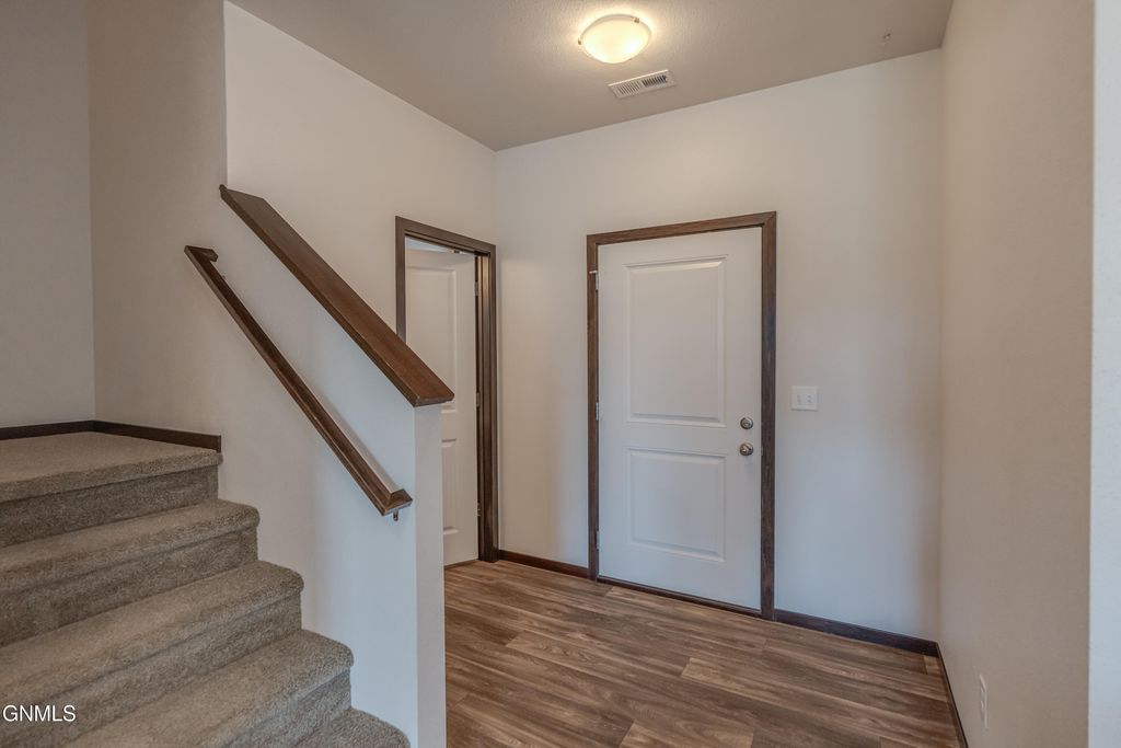 803 14th Street SE, Mandan, ND 58554 photo 3