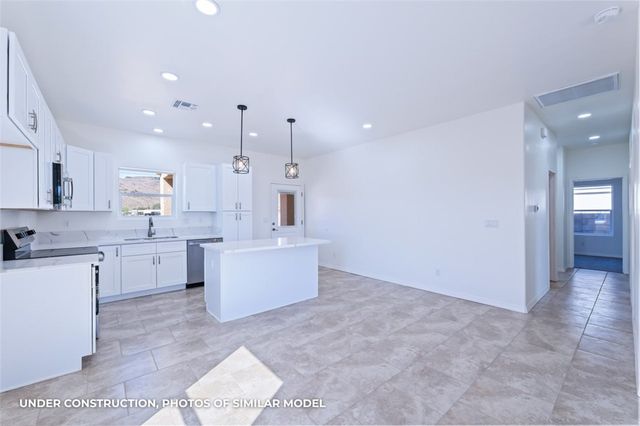 2100 E Thompson Avenue, Kingman, AZ 86409