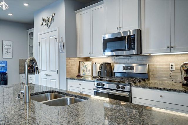 504 Clara LN, Virginia Beach, VA 23451