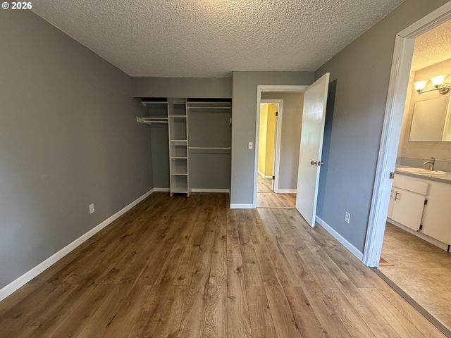 11530 Sw TIGARD Dr, Portland, OR 97223