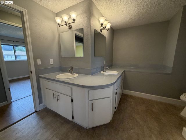 11530 Sw TIGARD Dr, Portland, OR 97223
