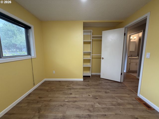 11530 Sw TIGARD Dr, Portland, OR 97223