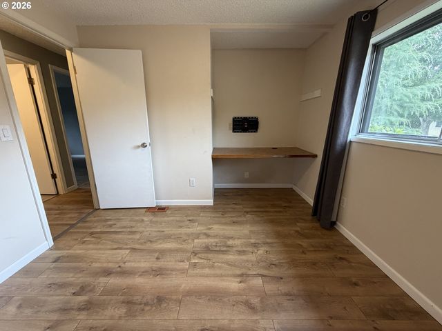 11530 Sw TIGARD Dr, Portland, OR 97223