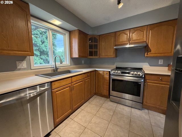 11530 Sw TIGARD Dr, Portland, OR 97223