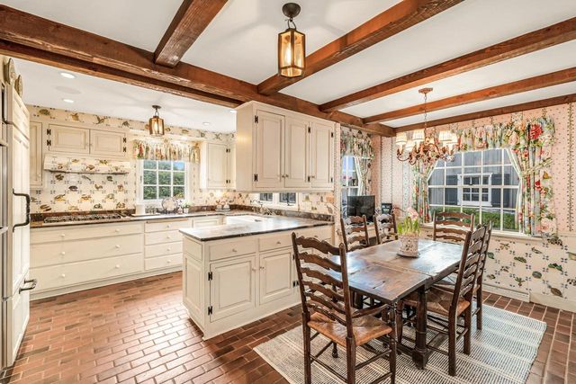 225 W Nokomis COURT, Milwaukee, WI 53217