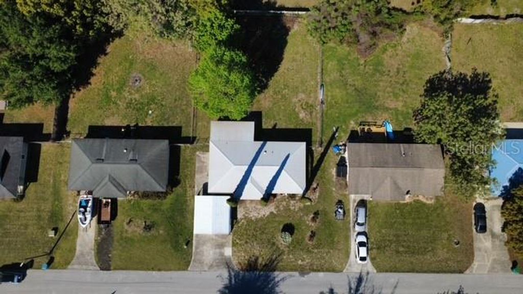 Image 2 of property listing at 443 WINNERS CIRCLE, Lady Lake, FL 32159