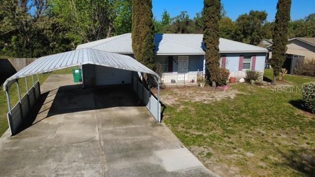 Image 4 of property listing at 443 WINNERS CIRCLE, Lady Lake, FL 32159